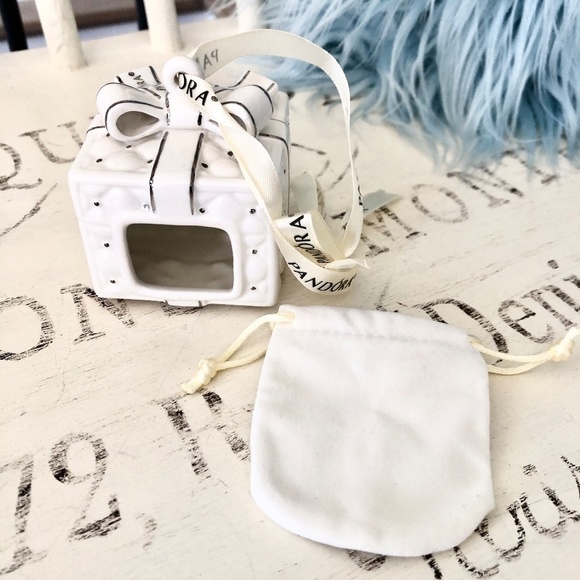 PANDORA, 2016, Porcelain, White And Silver, Quilted, Christmas Present, Ornament - Picture 12 of 16